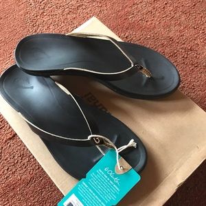 BNWT OLUKAI HOOPIO size 6